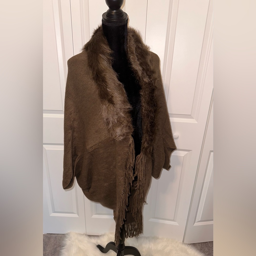 KIMONO/BROWN TRENDY AND LUXURIOUS FAUX FUR TRIMMED WITH FRINGES O/S💕
